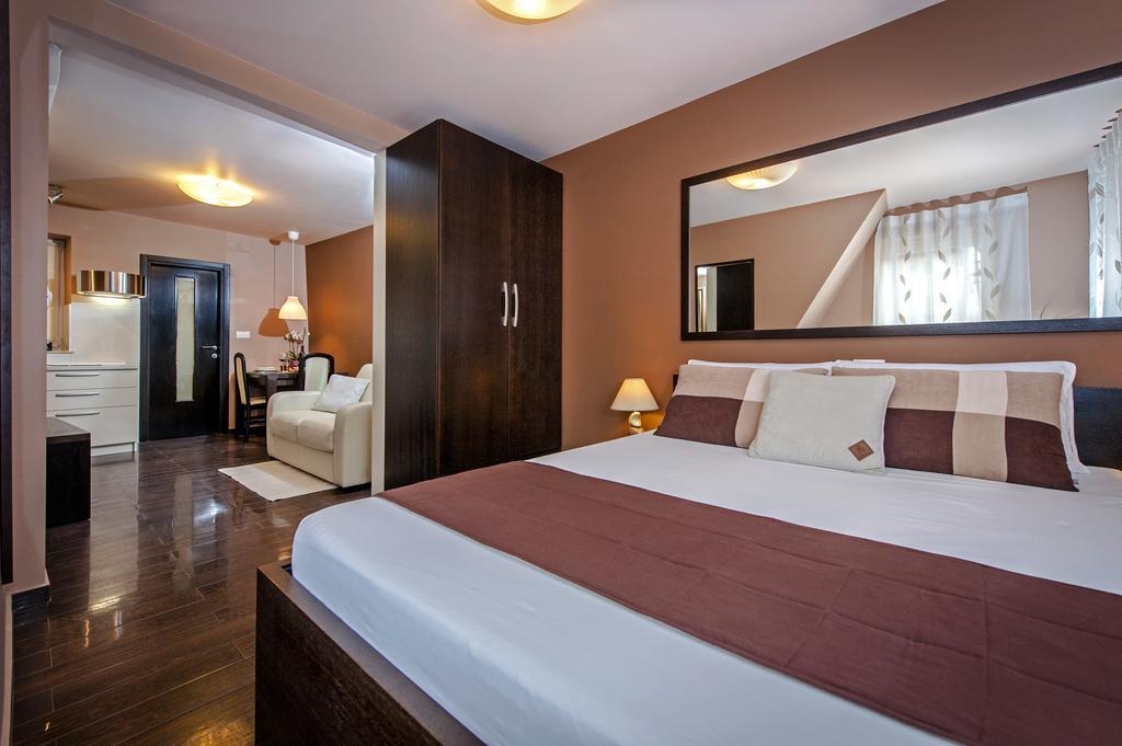 Apartments Casa Dekic Ровин Екстериор снимка