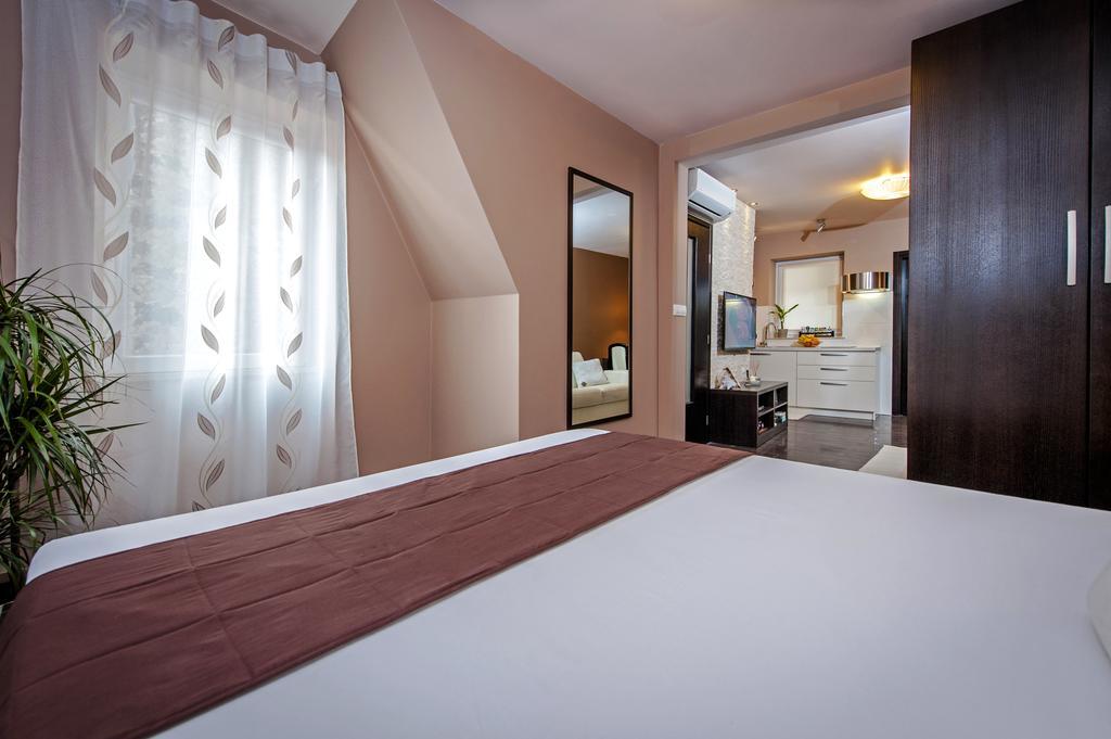 Apartments Casa Dekic Ровин Екстериор снимка