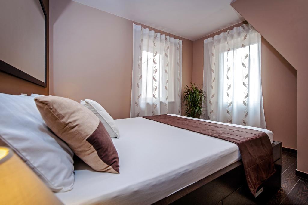 Apartments Casa Dekic Ровин Екстериор снимка