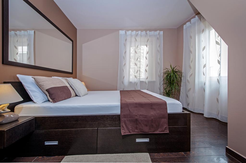 Apartments Casa Dekic Ровин Екстериор снимка