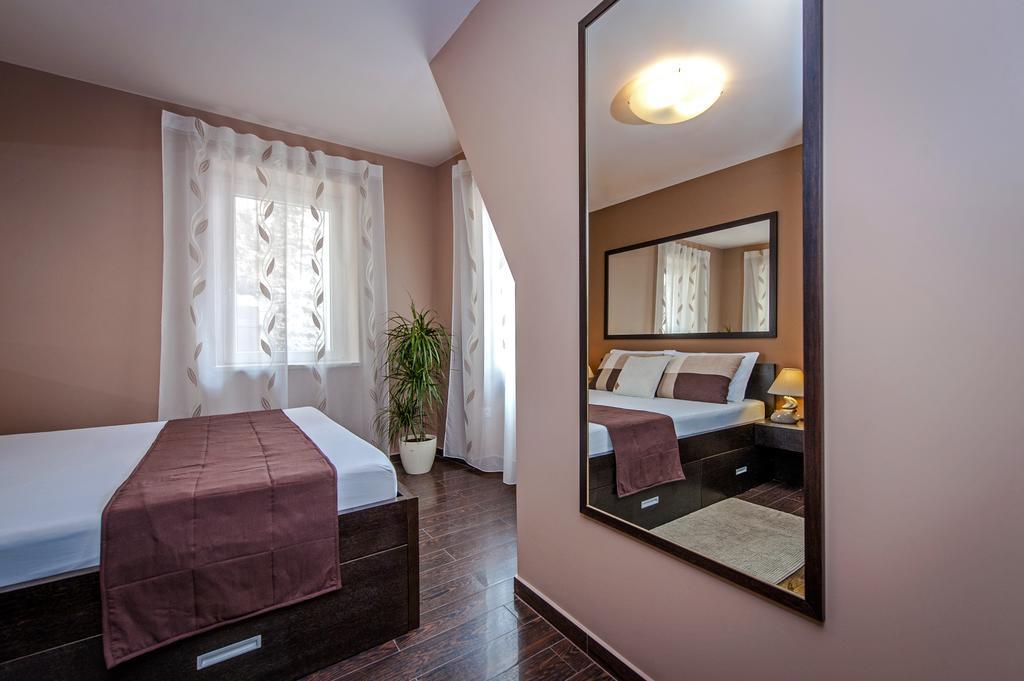 Apartments Casa Dekic Ровин Екстериор снимка