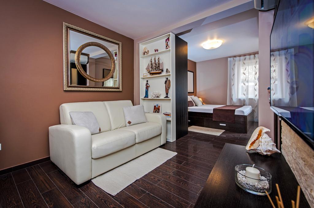 Apartments Casa Dekic Ровин Екстериор снимка